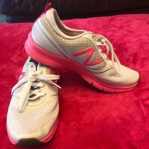 New balance tennis shoes